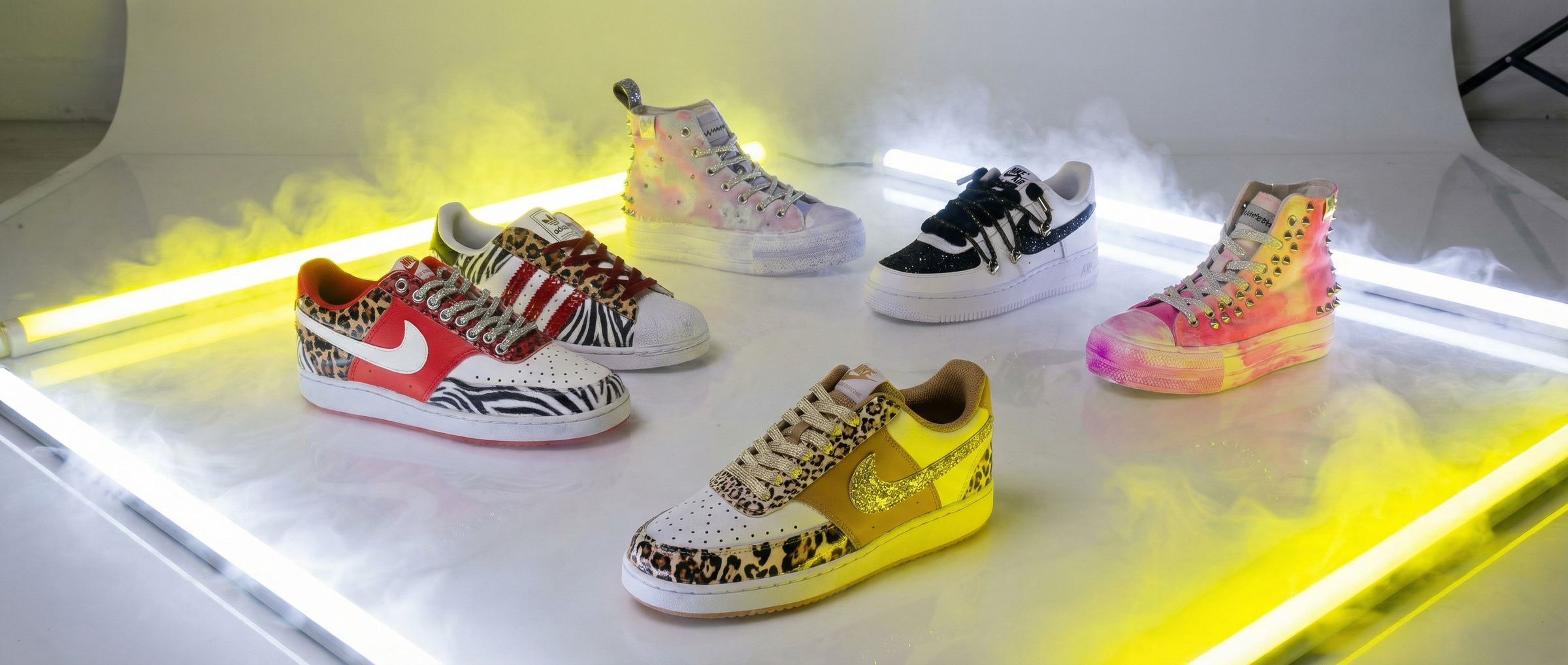 Donna che mostra scarpe converse