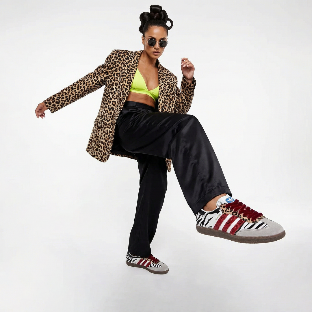 Donna che mostra scarpe converse