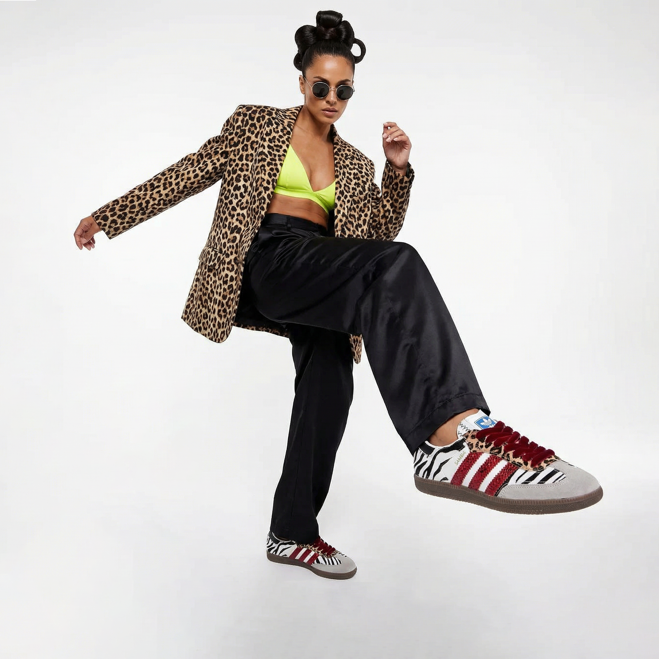 Donna che mostra scarpe converse