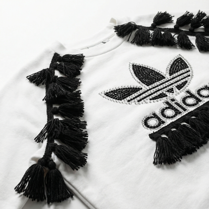 Felpa_adidas_bianca_con_swarovski_e_dettagli_neri